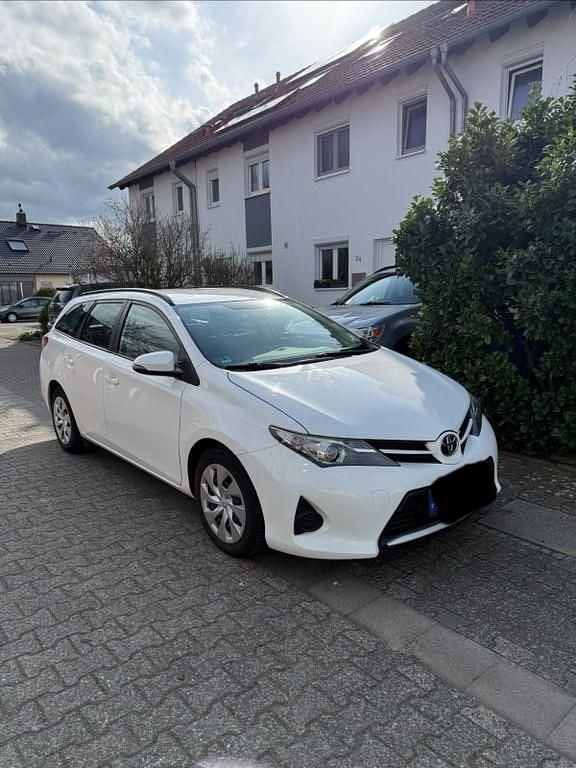 Gebraucht Toyota Auris 90 PS (66 kW) 2014 Weiß Limousine