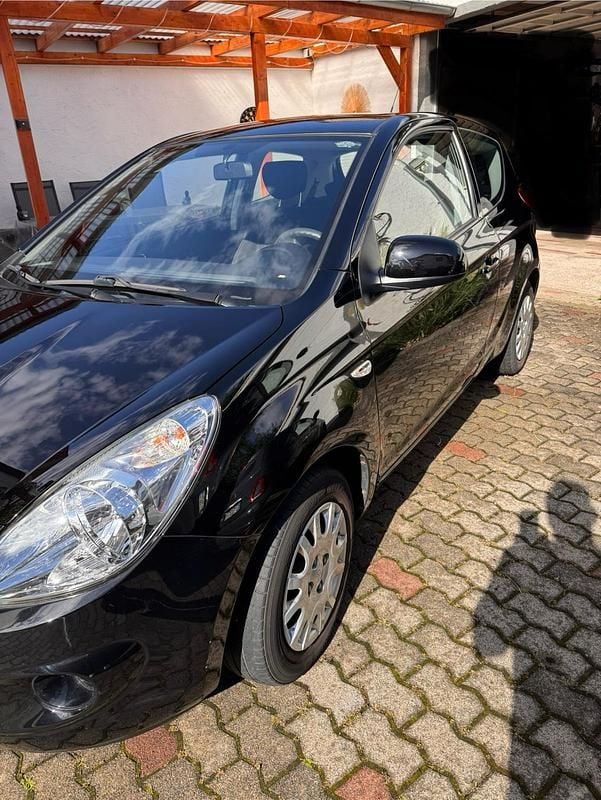 Schwarz Gebraucht 2011 Hyundai i20 Edition+ Kleinwagen | 2.850 € (Guter Preis) - Bild 1/4