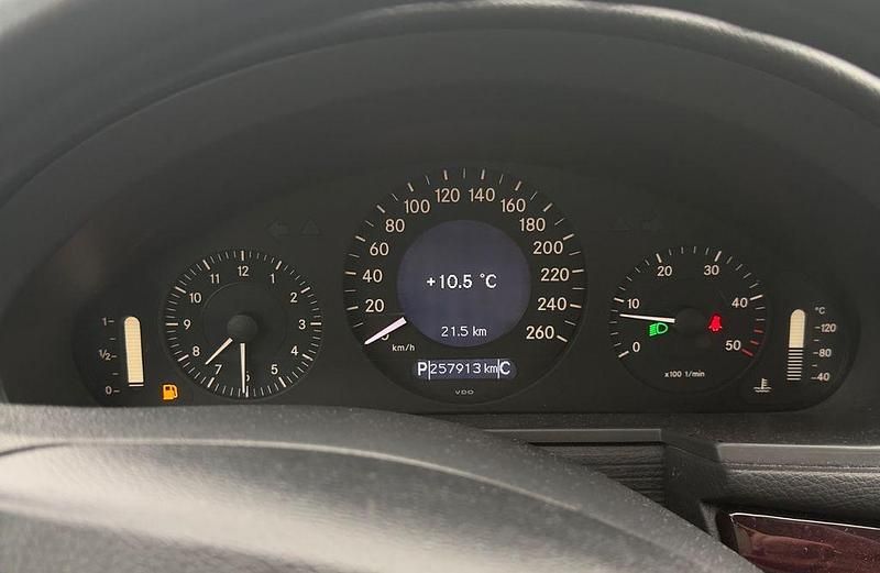 Gebraucht Mercedes E220 Classic 150 PS (110 kW) 2004 Silber Limousine