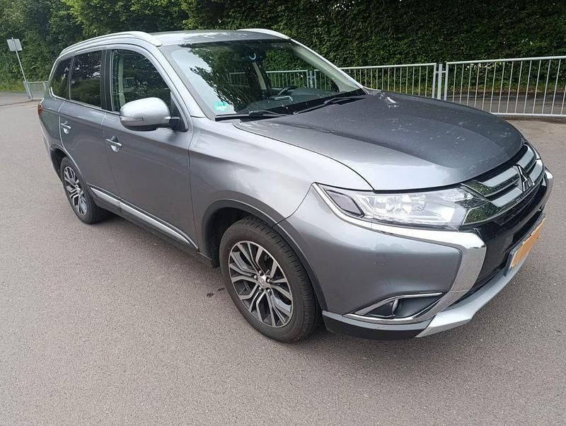 Grau Gebraucht 2018 Mitsubishi Outlander Active SUV | 16.500 € (Guter Preis) - Bild 1/4