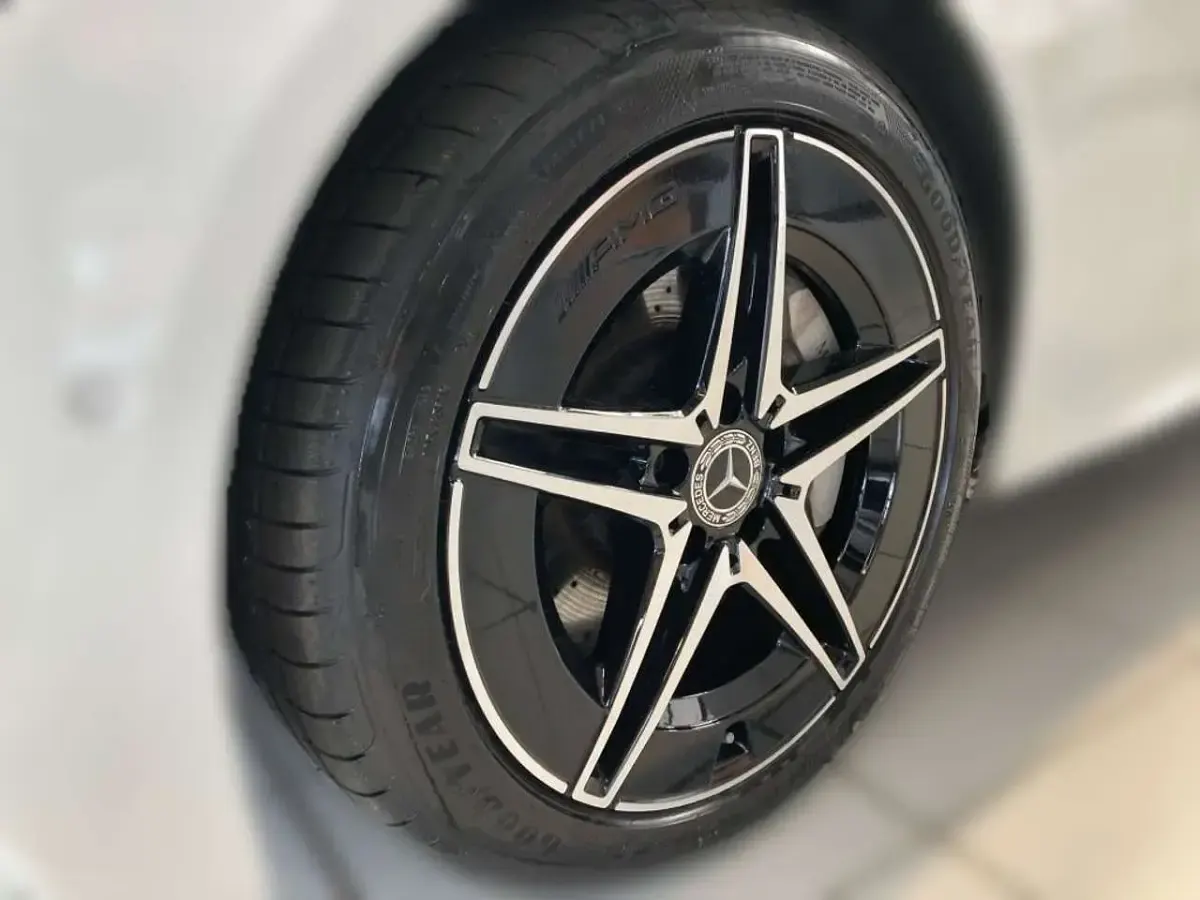 Gebraucht Mercedes C220 AMG 197 PS (144 kW) 2025 Weiß Limousine