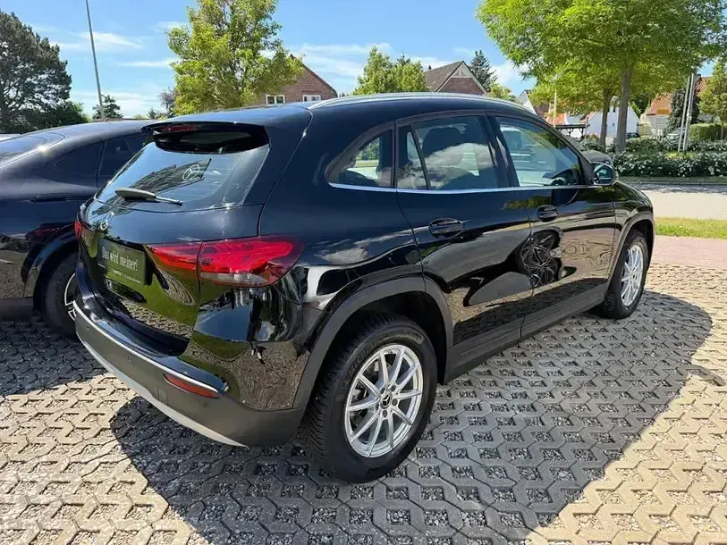Gebraucht Mercedes GLA180 136 PS (100 kW) 2023 Schwarz SUV