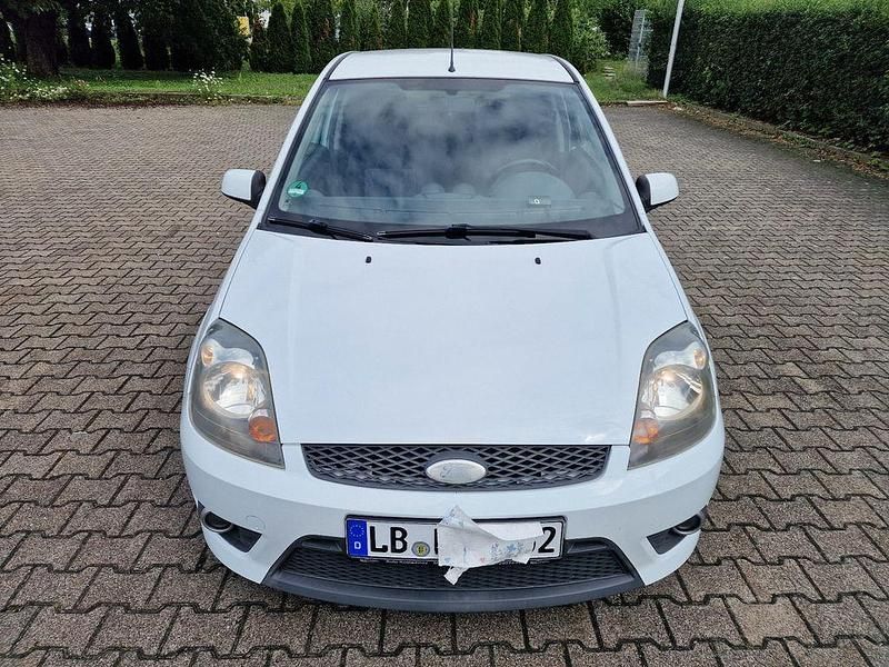 Weiß Gebraucht 2008 Ford Fiesta Kleinwagen | 1.898 € (Fairer Preis) - Bild 1/4