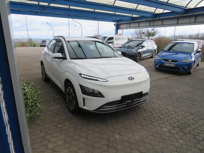 Gebraucht Hyundai Kona Select 100 kW (136 PS) 2022 Atlas white / sol SUV