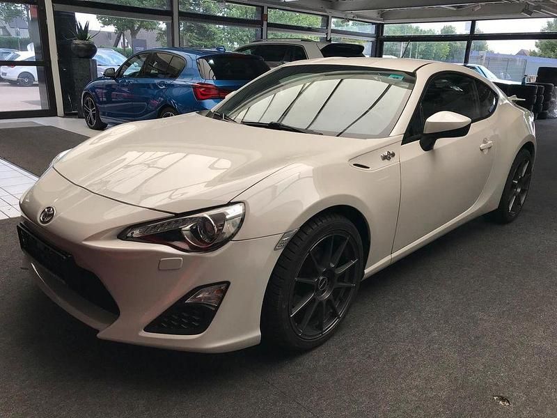 Weiß Gebraucht 2013 Toyota GT86 GT | 27.890 € - Bild 1/4