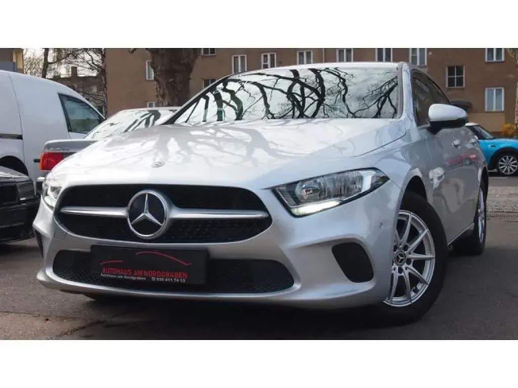 Gebraucht Mercedes A180 116 PS (85 kW) 2020 Iridiumsilber (metallic) Kleinwagen