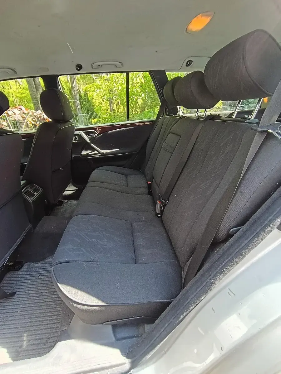 Używany Mercedes E220 143 KM (105 kW) 2001 Srebrny Kombi