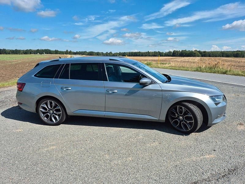 Grau Gebraucht 2019 Skoda Superb Kombi | 22.990 € (Guter Preis) - Bild 1/4