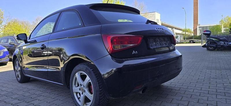 Używany Audi A1 Attraction 86 KM (63 kW) 2011 Czarny Hatchback