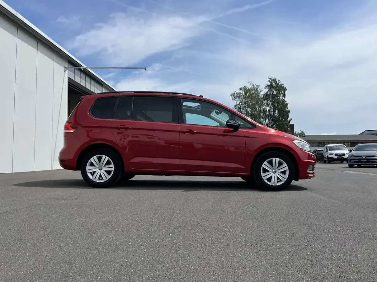 Gebraucht VW Touran Highline 150 PS (110 kW) 2022 Rot Van / Kleinbus