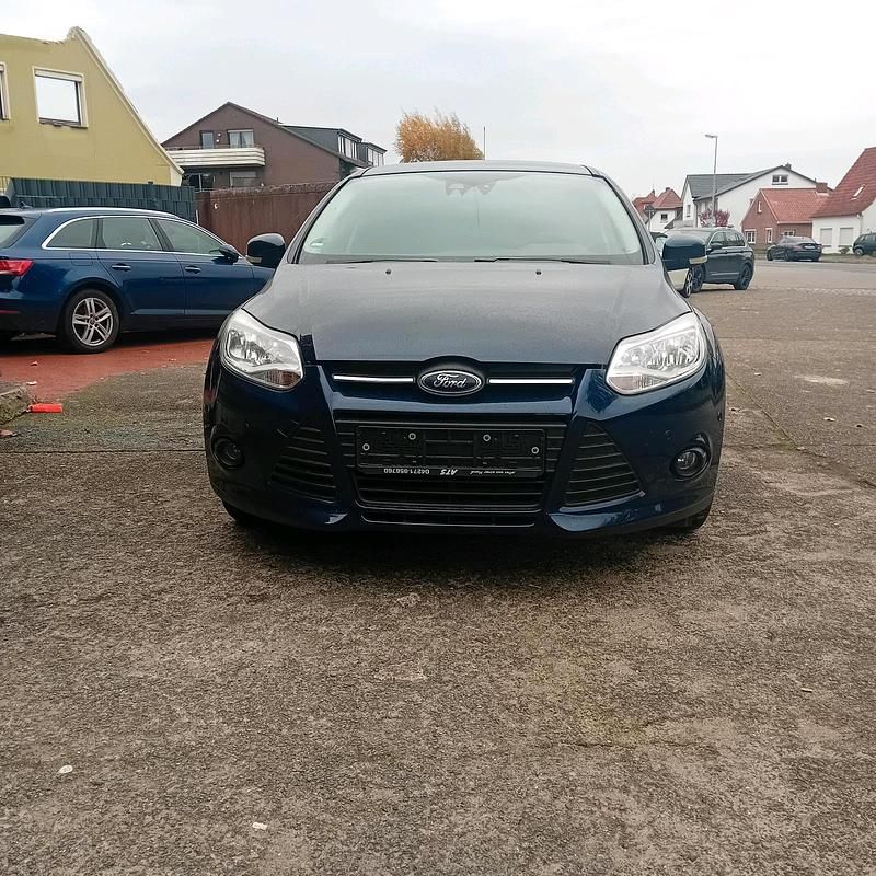Blau Gebraucht 2013 Ford Focus Kombi | 2.700 € (Superpreis) - Bild 1/4