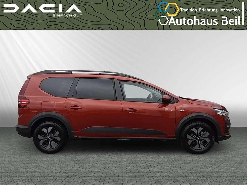 Neu Dacia Jogger Expression 94 PS (69 kW) 2025 Terracottabraun metallic Van / Kleinbus