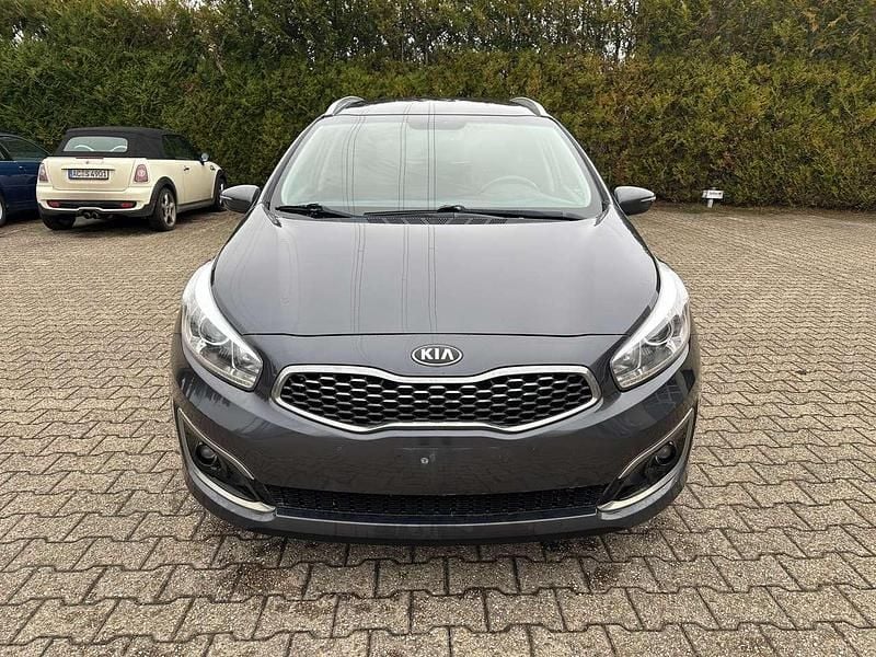 Grau Gebraucht 2018 Kia Ceed DREAM-TEAM Edition Kombi | 5.850 € (Superpreis) - Bild 1/4