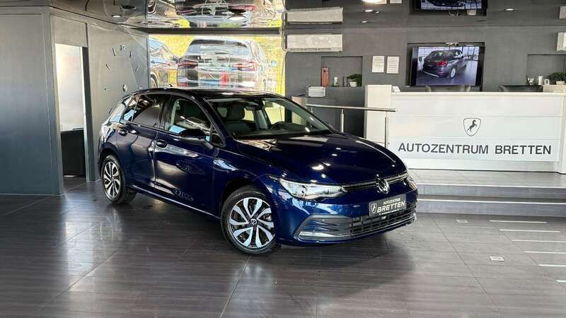 Blau Gebraucht 2023 VW Golf VIII Active Limousine | 22.900 € (Guter Preis) - Bild 1/3