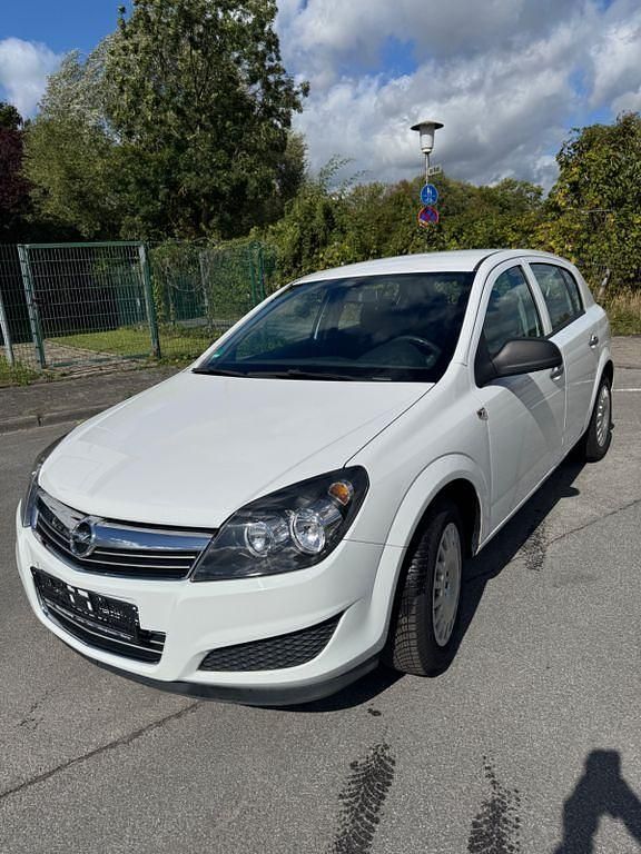 Weiß Gebraucht 2009 Opel Astra Selection Limousine | 2.999 € (Etwas zu teuer) - Bild 1/4