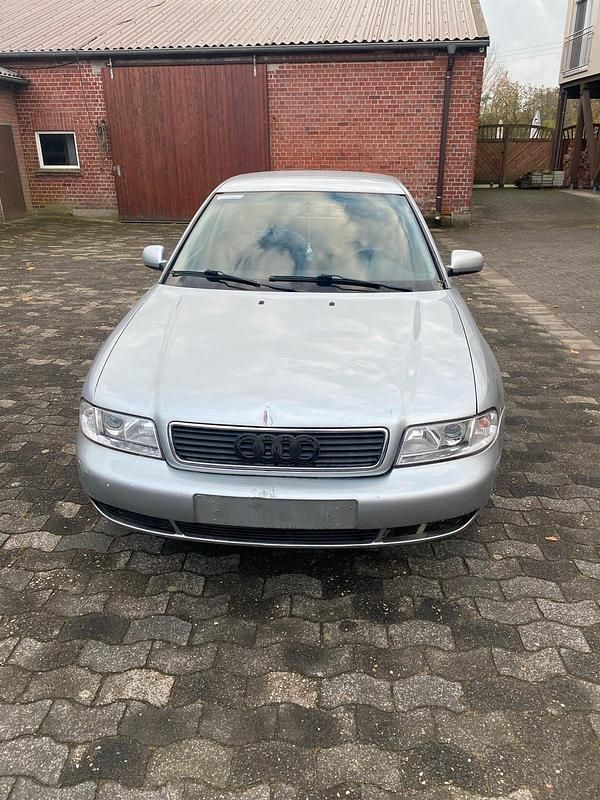 Silber Gebraucht 1997 Audi A4 Limousine | 700 € (Superpreis) - Bild 1/4