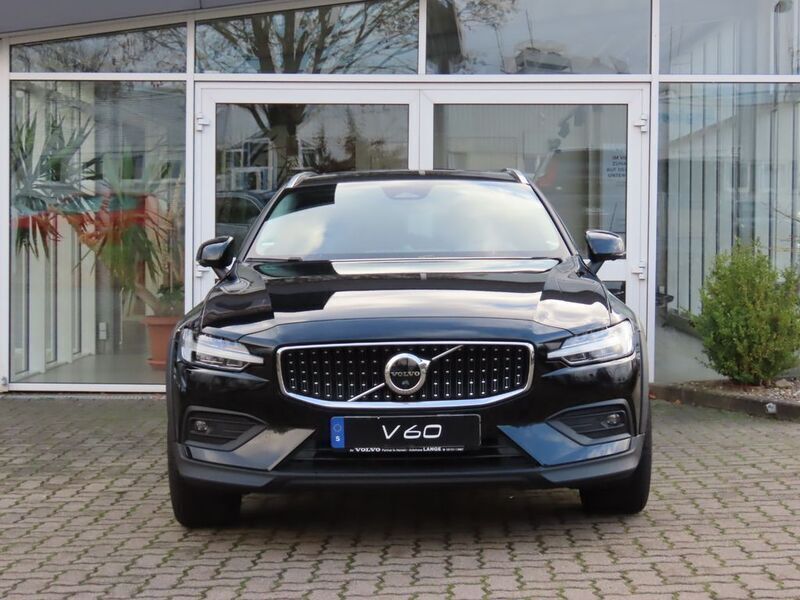 Gebraucht Volvo V60 CC Ultimate 250 PS (183 kW) 2022 Onyx black / metallic Kombi