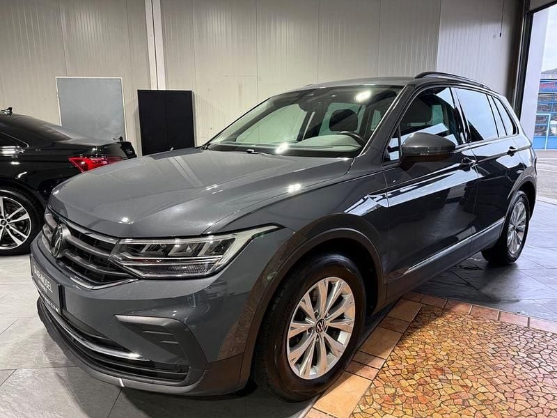 Grau Gebraucht 2023 VW Tiguan Life SUV | 26.980 € (Fairer Preis) - Bild 1/4