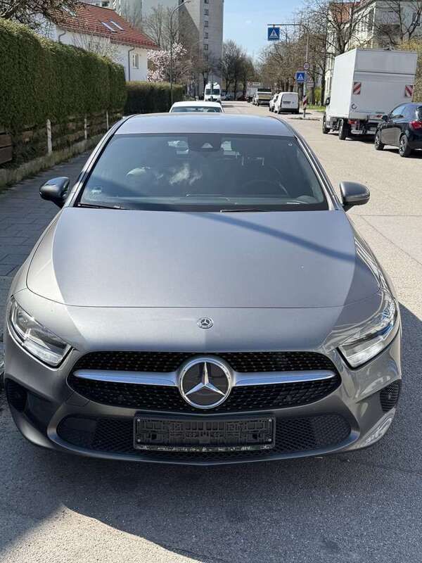 Grau Gebraucht 2018 Mercedes A200 Limousine | 18.900 € (Fairer Preis) - Bild 1/4
