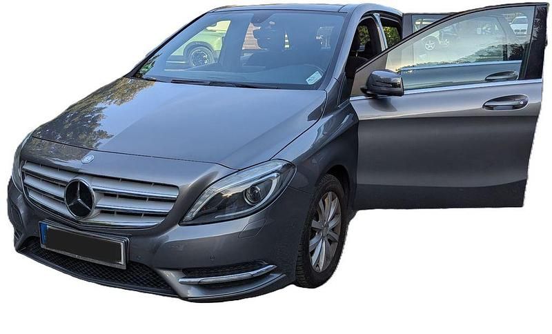 Gebraucht Mercedes B200 Style 156 PS (114 kW) 2014 Grau Van / Kleinbus