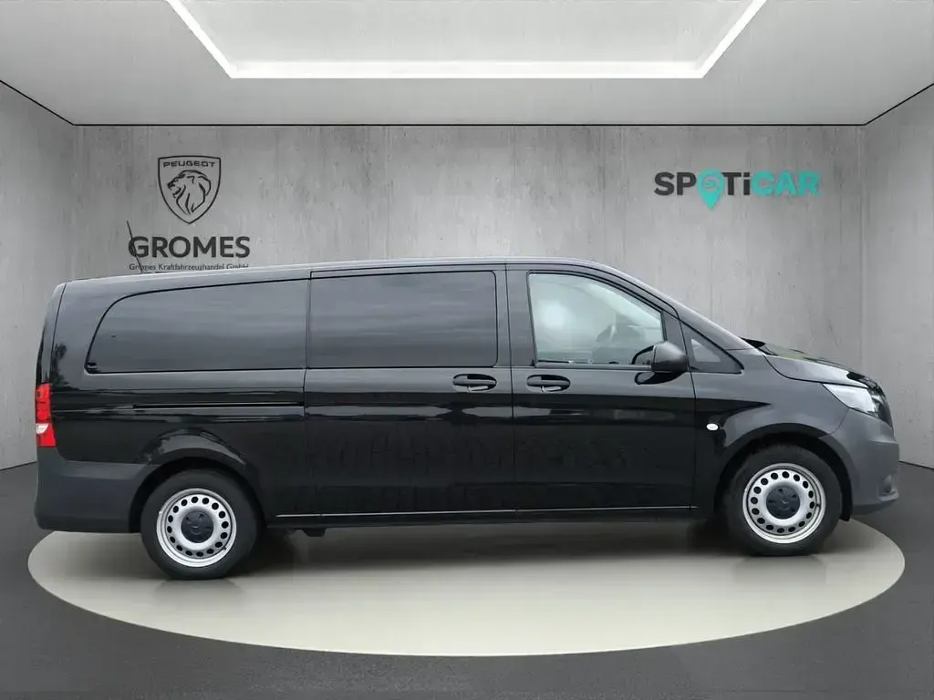 Gebraucht Mercedes Vito 163 PS (119 kW) 2024 Obsidianschwarz metallic (metallic) Van