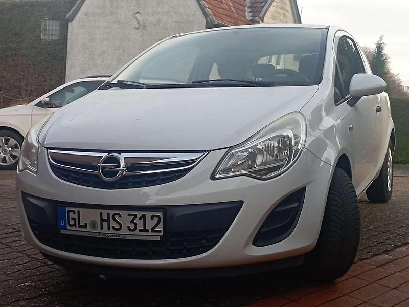 Weiß Gebraucht 2013 Opel Corsa Active Limousine | 3.950 € (Guter Preis) - Bild 1/4