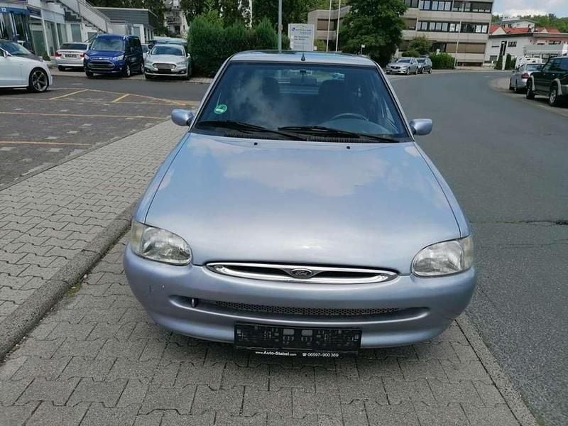 Hellfliedermetallic Gebraucht 1995 Ford Escort Ghia Limousine | 2.300 € - Bild 1/4