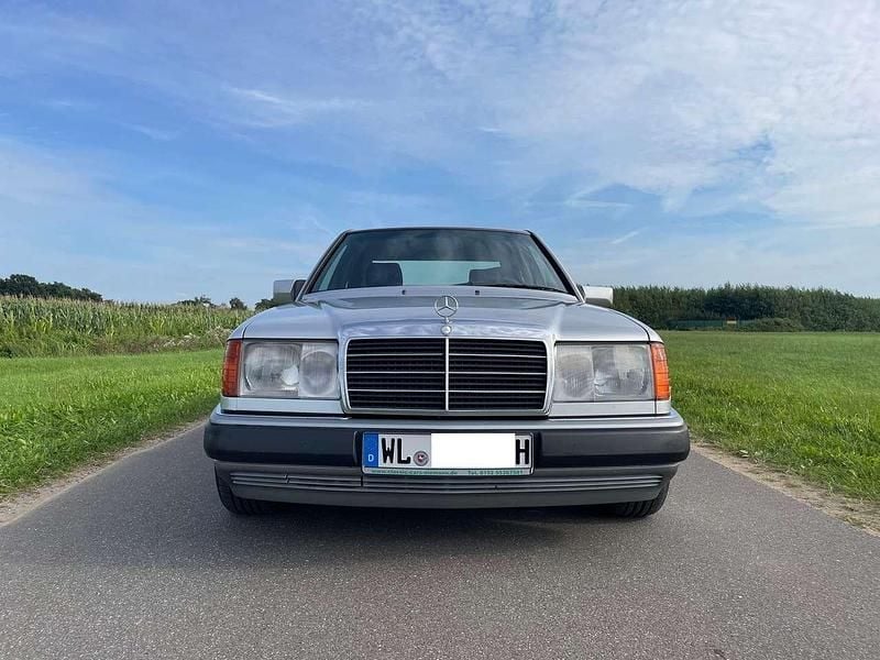 Silber Gebraucht 1992 Mercedes E300 Limousine | 16.500 € - Bild 1/4