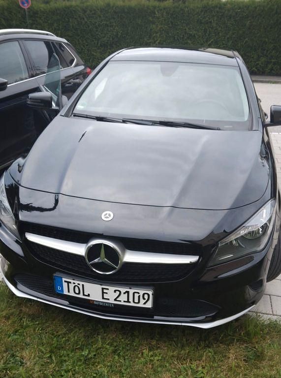 Schwarz Gebraucht 2019 Mercedes CLA200 Shooting Brake Kombi | 15.800 € (Guter Preis) - Bild 1/4