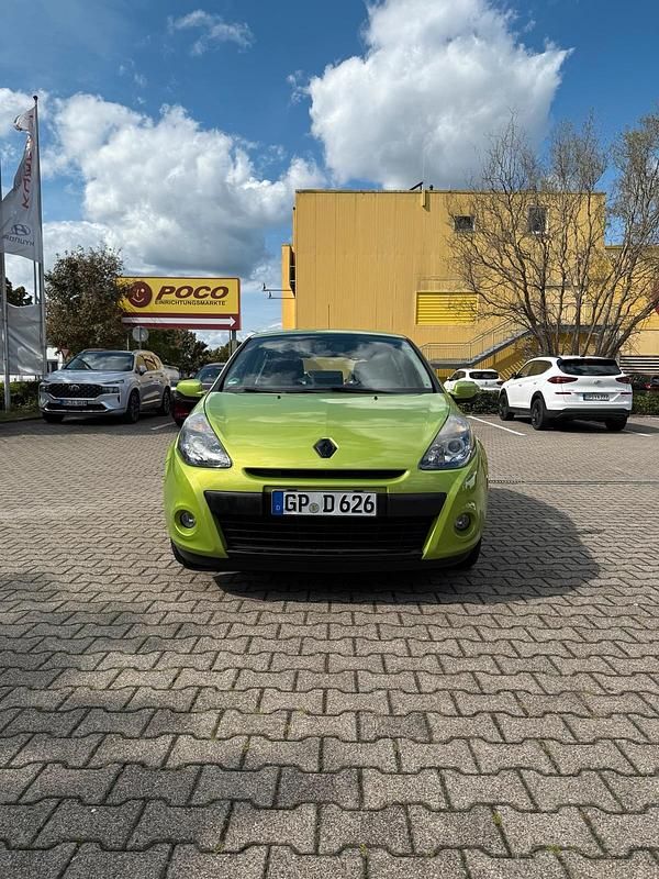 Grün Gebraucht 2009 Renault Clio III Kleinwagen | 3.000 € (Fairer Preis) - Bild 1/4