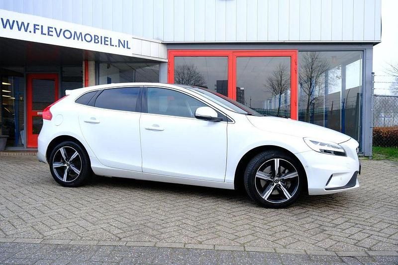 Gebraucht Volvo V40 152 PS (111 kW) 2019 Weiß Limousine