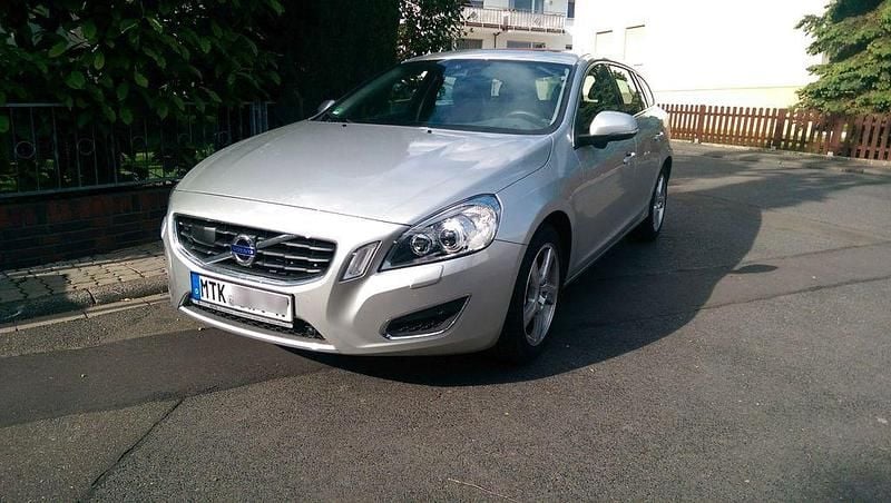 Silber Gebraucht 2011 Volvo V60 Summum Kombi | 10.490 € (Guter Preis) - Bild 1/4