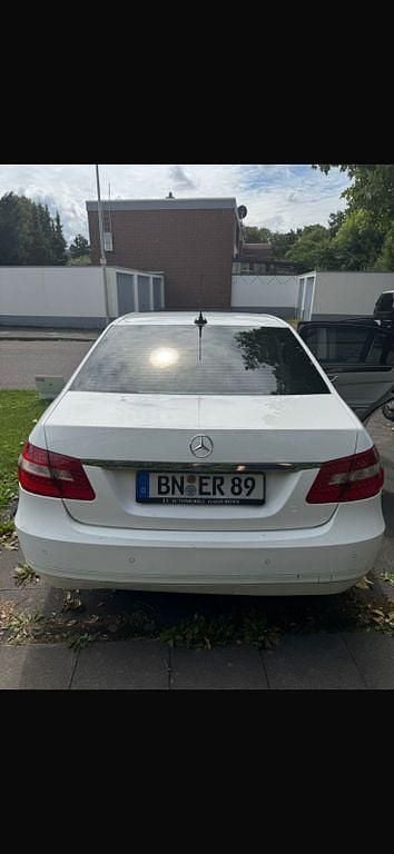 Gebraucht Mercedes E200 136 PS (100 kW) 2012 Weiß Limousine