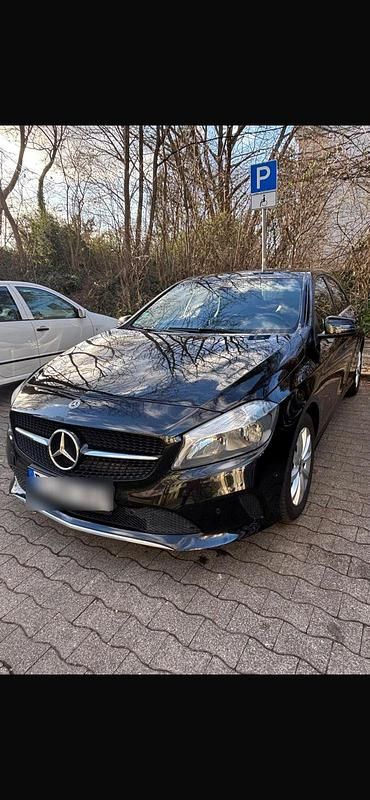 Gebraucht Mercedes A180 Style 122 PS (89 kW) 2017 Schwarz Limousine