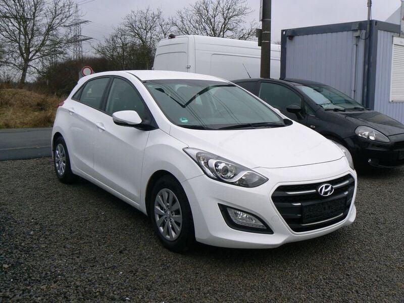 Weiß Gebraucht 2016 Hyundai i30 Trend Limousine | 6.980 € (Fairer Preis) - Bild 1/4