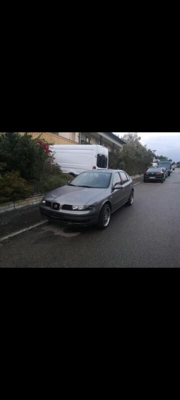 Grau Gebraucht 2003 Seat Leon Kombi | 1.900 € - Bild 1/2