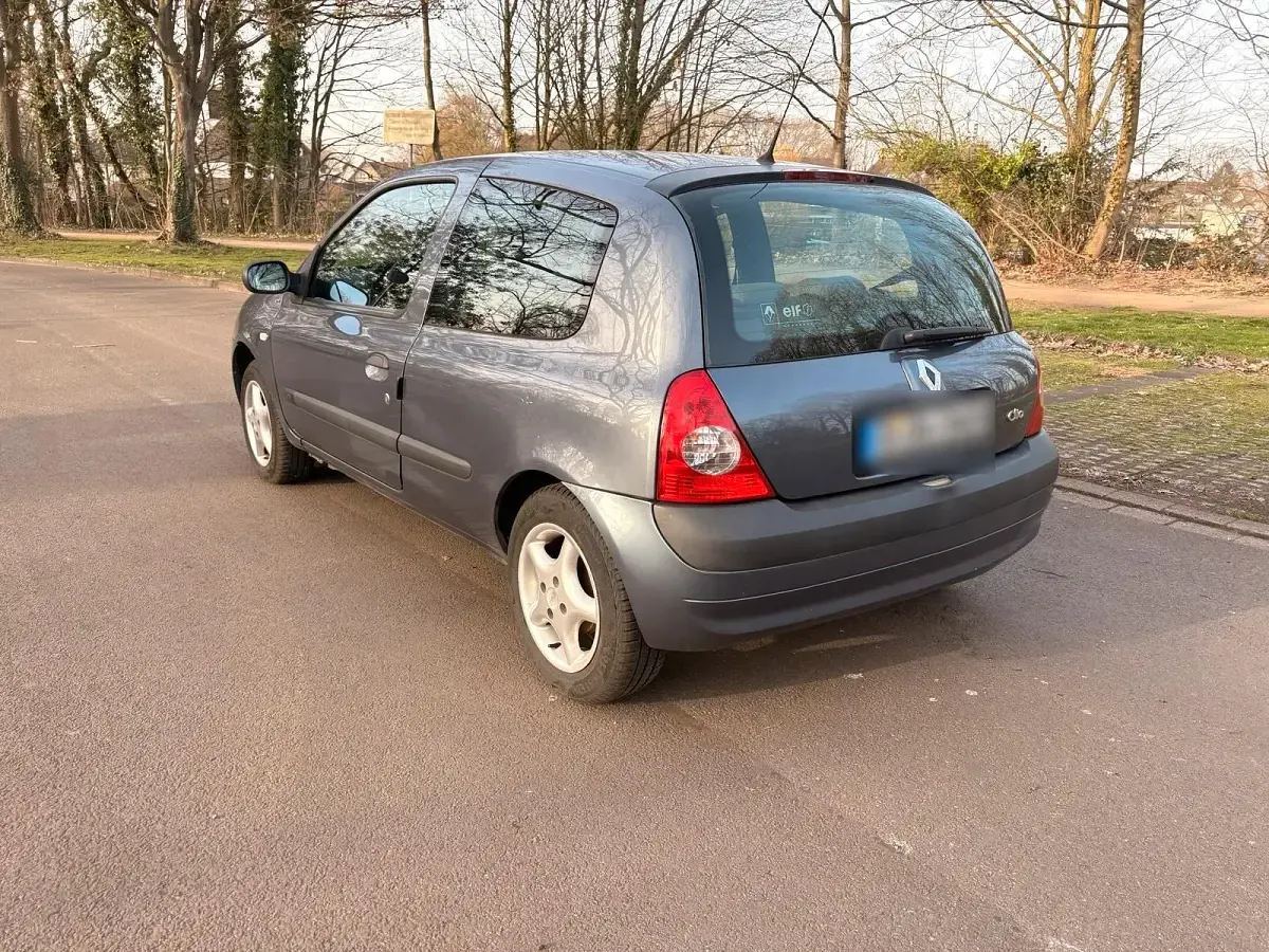 Używany Renault Clio II 75 KM (55 kW) 2005 Niebieski Hatchback