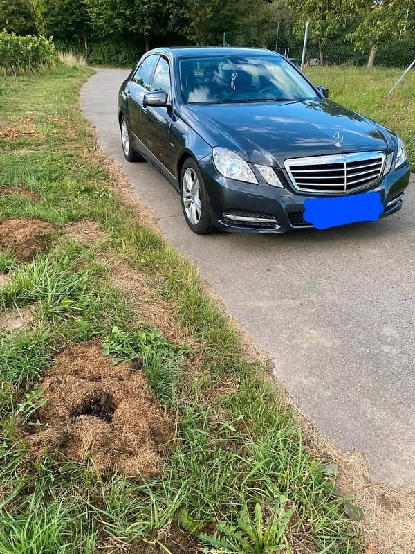 Grau Gebraucht 2011 Mercedes E350 Limousine | 16.100 € (Fairer Preis) - Bild 1/4