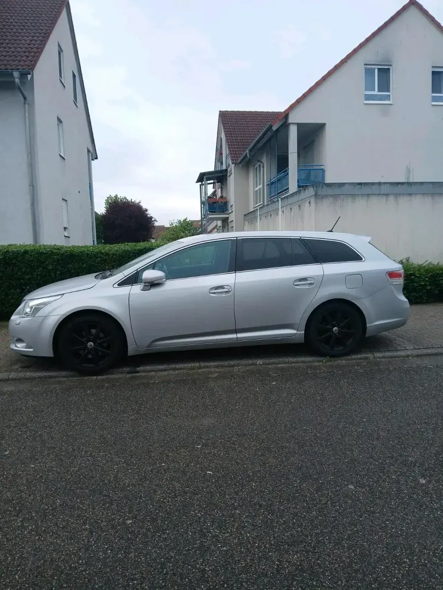 Gebraucht Toyota Avensis 150 PS (110 kW) 2009 Silber Kombi