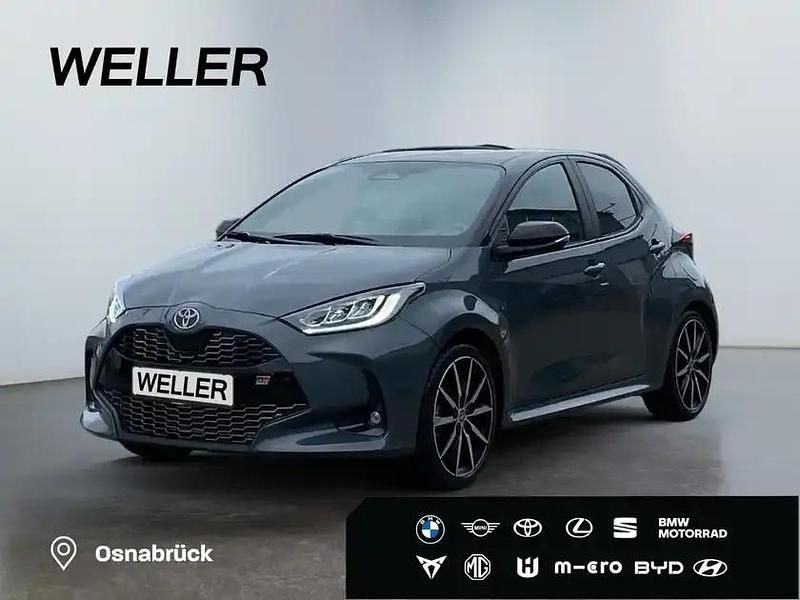 Grau Neu 2025 Toyota Yaris Hybrid Sport Kleinwagen | 29.790 € (Fairer Preis) - Bild 1/3