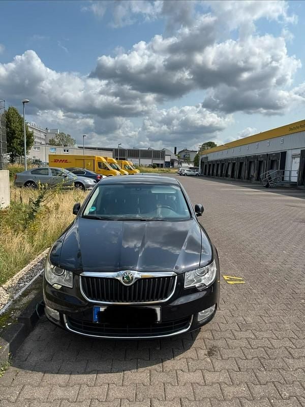 Schwarz Gebraucht 2010 Skoda Superb Limousine | 8.000 € (Fairer Preis) - Bild 1/4
