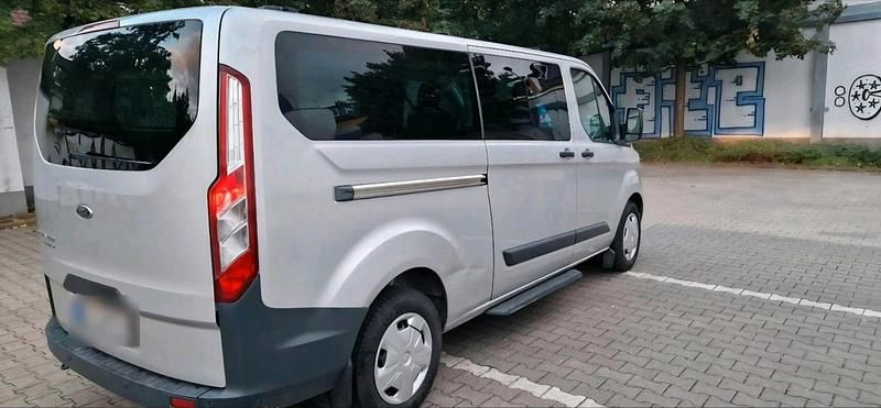 Gebraucht Ford Tourneo 125 PS (91 kW) 2014 Silber Van / Kleinbus