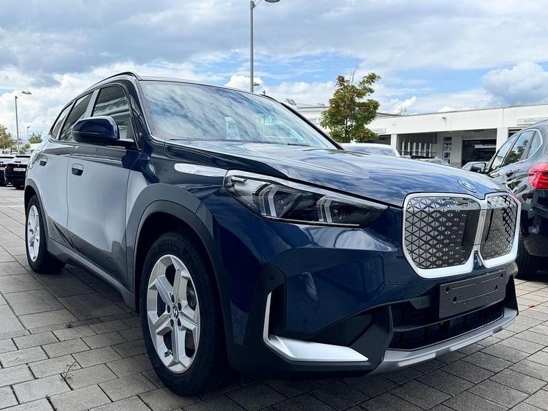 Neu BMW iX1 Performance 230 kW (313 PS) 2025 Night dusk blue SUV
