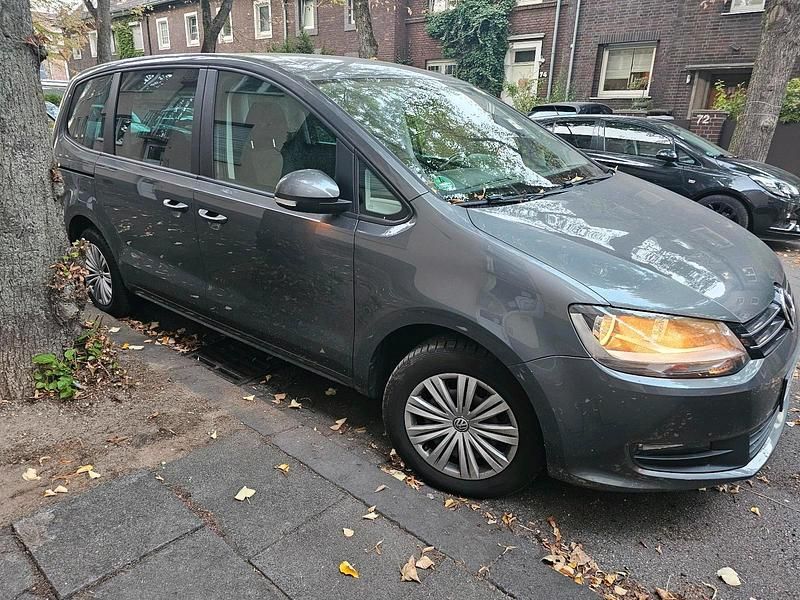 Grau Gebraucht 2018 VW Sharan Van / Kleinbus | 14.000 € - Bild 1/4