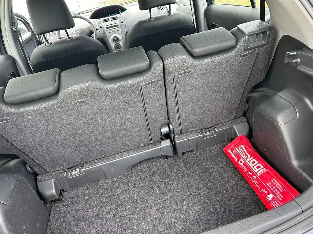 Gebraucht Toyota Yaris 69 PS (50 kW) 2009 Grau Kleinwagen
