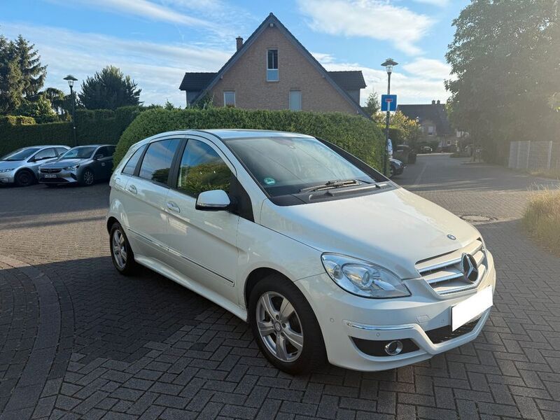 Weiß Gebraucht 2009 Mercedes B200 Van / Kleinbus | 3.650 € (Fairer Preis) - Bild 1/4
