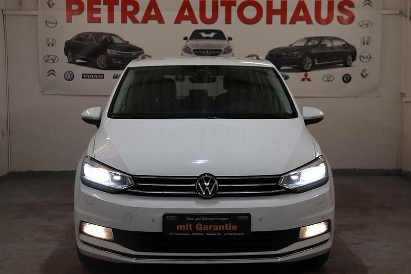 Gebraucht VW Touran Highline 150 PS (110 kW) 2022 Weiß Van / Kleinbus