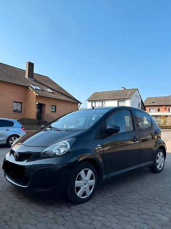 Gebraucht Toyota Aygo 68 PS (50 kW) 2012 Schwarz Kleinwagen