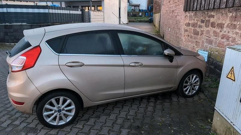 Beige Gebraucht 2016 Ford Fiesta Kleinwagen | 6.999 € (Fairer Preis) - Bild 1/1