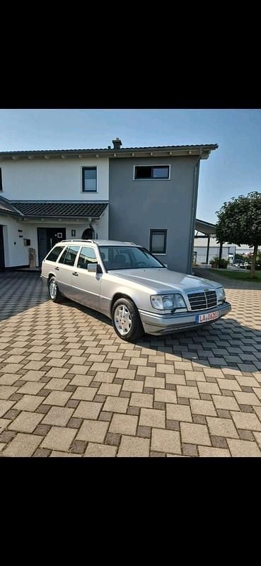 Silber Gebraucht 1996 Mercedes E320 Kombi | 23.900 € - Bild 1/4